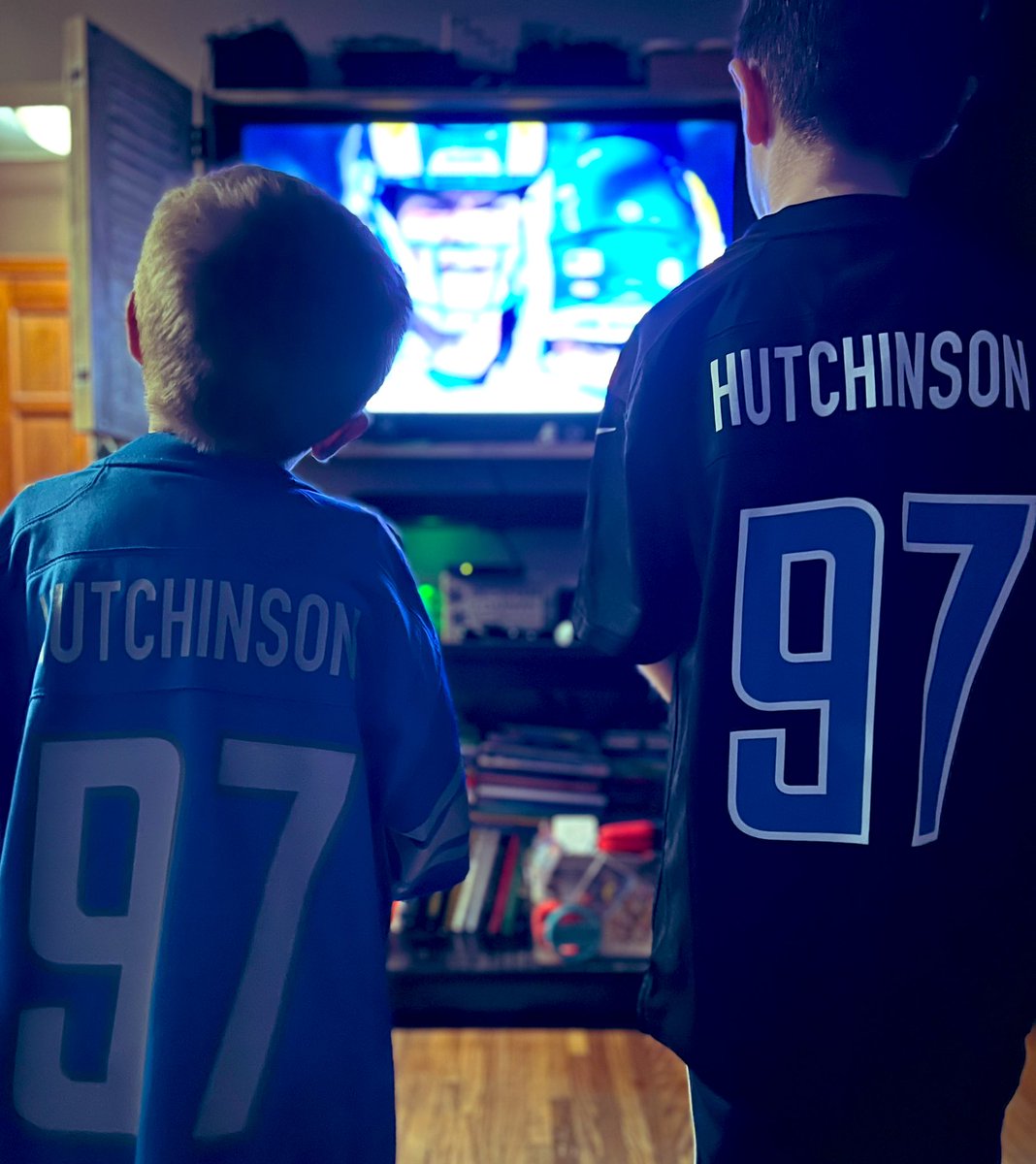 KB1824's tweet image. Anderson and Archer are so zoned into this @Lions playoff game, and they are mesmerized watching #97 @aidanhutch97 - one of their #GoBlue favorites of all time!!!  Here’s to conquering 32 years of playoff angst and heartbreak!!!!  Let’s Go Lions!!!  #OnePride #RestoringTheRoar