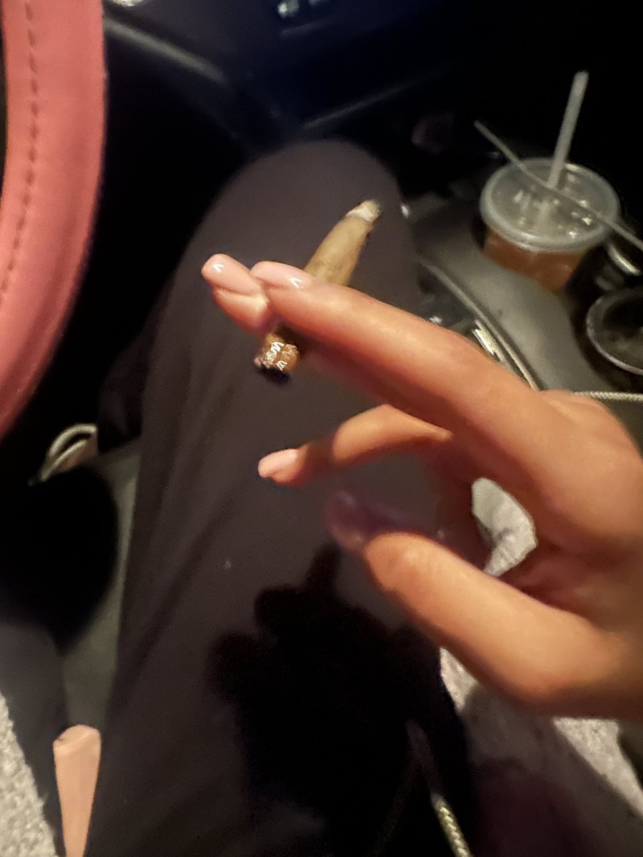 i like holding my blunt like a cigarette 😹😹😹