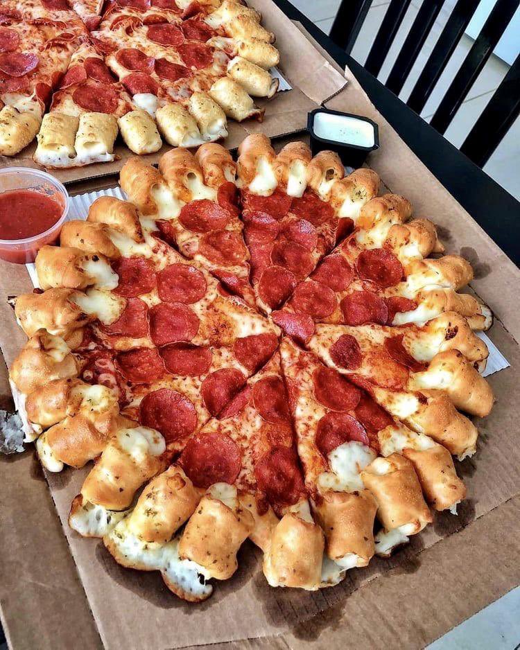 FoodPleaser's tweet image. Would you try this pizza? 🍕🍕
