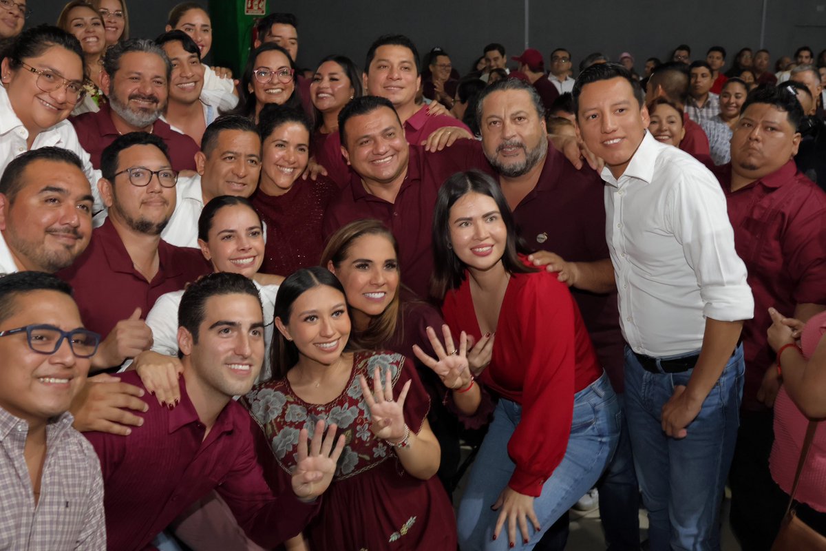 GinoSeguraV's tweet photo. Me siento profundamente honrado y agradecido por el apoyo recibido hoy en Cancún. La confianza y el respaldo de los líderes es invaluable. Su compromiso y visión nos impulsan a seguir adelante. Juntos, con @PartidoMorenaMx , estamos sentando las bases para un futuro prometedor, lleno de unidad, bienestar y esperanza para nuestro estado. Cada palabra de apoyo es un compromiso que cumpliré. Gracias de corazón a cada líder y a mi partido MORENA por creer en un proyecto de transformación para Quintana Roo, siempre de la mano de nuestra Gobernadora @MaraLezama . Unidos, seguimos escribiendo una historia de resultados y amor por nuestro pueblo. ¡Viva MORENA, @mario_delgado , viva @Claudiashein , viva @lopezobrador_ , y viva la #CuartaTransformación del país! ¡Sigamos construyendo un futuro lleno de logros y bienestar para todos!

Precandidato Único al Senado de la República por Segunda Fórmula.
Mensaje dirigido a Militantes y Simpatizantes de la Coalición Sigamos Haciendo Historia y Morena.