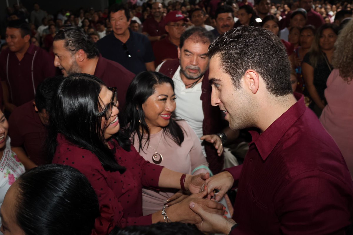 GinoSeguraV's tweet photo. Me siento profundamente honrado y agradecido por el apoyo recibido hoy en Cancún. La confianza y el respaldo de los líderes es invaluable. Su compromiso y visión nos impulsan a seguir adelante. Juntos, con @PartidoMorenaMx , estamos sentando las bases para un futuro prometedor, lleno de unidad, bienestar y esperanza para nuestro estado. Cada palabra de apoyo es un compromiso que cumpliré. Gracias de corazón a cada líder y a mi partido MORENA por creer en un proyecto de transformación para Quintana Roo, siempre de la mano de nuestra Gobernadora @MaraLezama . Unidos, seguimos escribiendo una historia de resultados y amor por nuestro pueblo. ¡Viva MORENA, @mario_delgado , viva @Claudiashein , viva @lopezobrador_ , y viva la #CuartaTransformación del país! ¡Sigamos construyendo un futuro lleno de logros y bienestar para todos!

Precandidato Único al Senado de la República por Segunda Fórmula.
Mensaje dirigido a Militantes y Simpatizantes de la Coalición Sigamos Haciendo Historia y Morena.