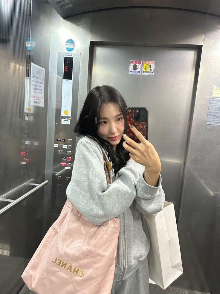 Subuh-subuh udah berangkat kerja karena mau cobain vibesnya train to manggarai. 🤪