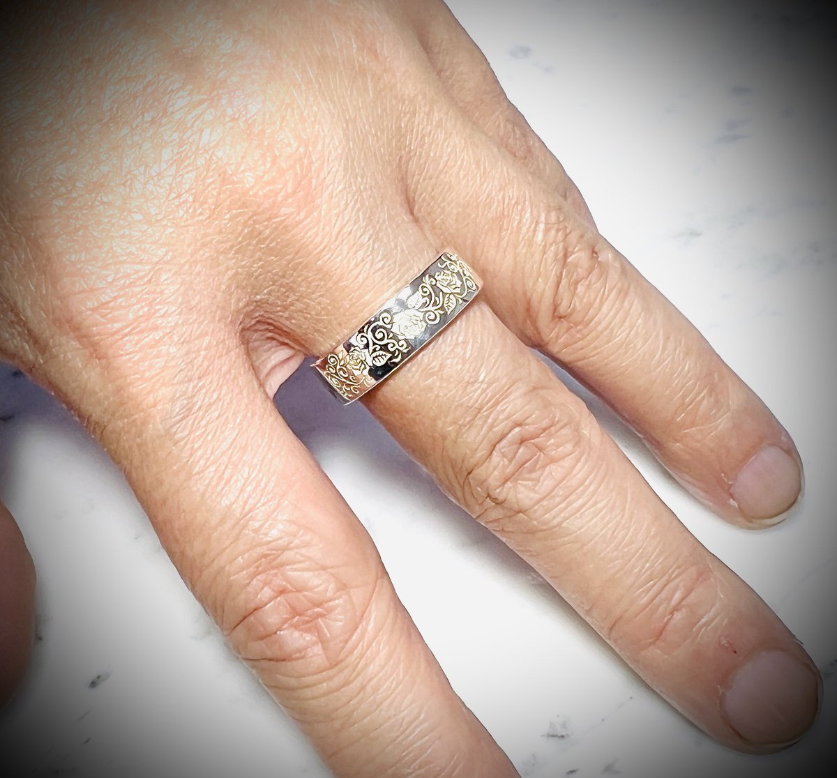 BLUE_ROSE_KIYO's tweet photo. プレゼント企画の

three ROSE ring

の当選者様からの連絡が24時間を過ぎてしまった為、
再抽選になりますm(_ _)m

明日の発表です☆

さて！今日もアトリエに来客あるので、それまで気合い入れて、
オーダー品の仕上げ頑張ります！
ᕦ(ò_óˇ)ᕤ https://t.co/SMaRCjGDhS