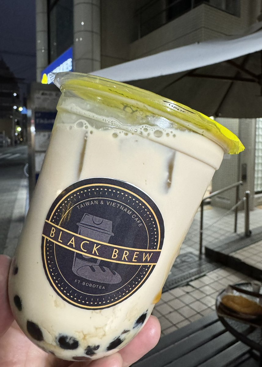 oo79864432's tweet photo. BLACK BREW 🪴 玉造駅前店  2回目  😆

22年7月以来。久々。
台湾🇹🇼・ベトナム🇻🇳融合カフェ。
バインミーとかフードも販売。
鉄観音烏龍ミルクティー 🧋 550円
タピ中大粒弾力系、お茶美味。
お店の左側に小さなイートインスペースあります🪑
#タピ活 #タピオカ #blackbrew #玉造 https://t.co/Ec5ivfzexC