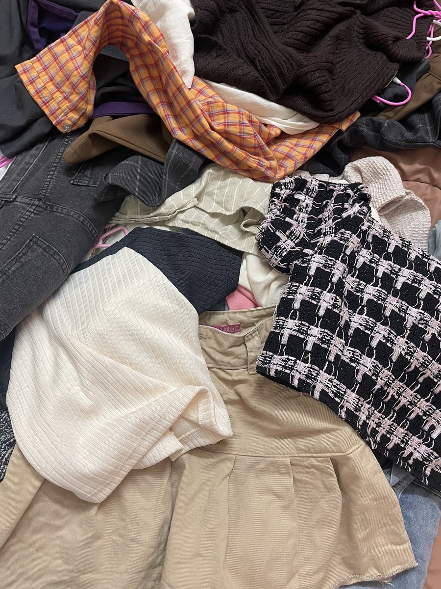 Cyoo18917's tweet photo. 🛍️ เดี๋ยวมาโล๊ะเสื้อผ้า มือ1,2 ของเค้าเองบางตัวใส่ครั้งเดียว ราคาถูกๆ เสื้อผ้ามีมากกว่าในรูปนะคะ สนใจปักหมุดใว้เลยนะคะ
🌷ลงคืนนี้ 19.00น.
📌ปัก+รี = ลด 5฿
📦 ค่าส่ง 40฿
(เดี๋ยวเค้ามากดใจเรียกก่อนลงนะคะ)
#ส่งต่อเสื้อผ้า #เสื้อผ้ามือสอง #โล๊ะตู้เสื้อผ้า #กระเป๋ามือสอง  #เสื้อมือสอง https://t.co/oBg0iMdkC2
