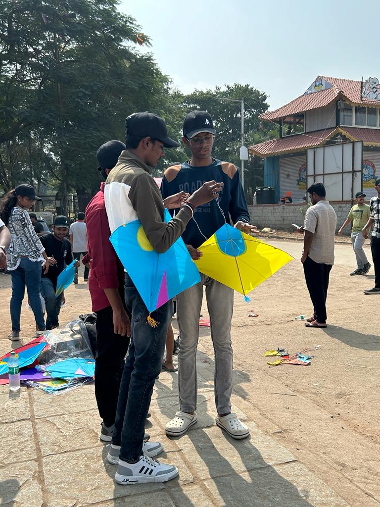 pharsha_vardhan's tweet photo. Thrilled to be part of the Algorand Kite Festival at People's Plaza, Hyderabad! πͺ Enjoyed fantastic moments flying kites with Algorand club members. The sky was filled with joy and vibrant colors!
@Algo_Bharat
@AlgoFoundation
@AkashMallareddy
#AlgorandFlyingHigh https://t.co/oBSkMtrhCy