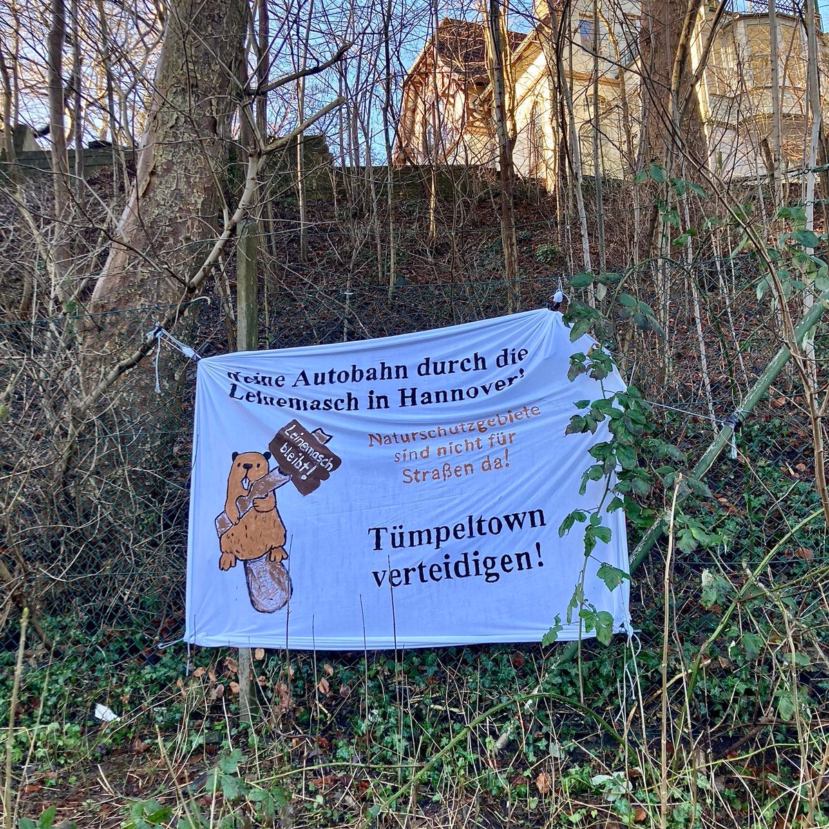Böömdörp im Exil (@boomdorp) on Twitter photo ❗️Heute Morgen hat die Polizei mit der Räumung von der Leinemasch in Hannover begonnen❗️
In Solidarität mit der Besetzung haben Aktivistis von <a href="/EG_Flensburg/">Ende Gelände Flensburg</a> im BaWa ein Banner aufgehängt!
Folgt dem Ticker um auf dem Laufenden zu bleiben t.me/Aktionsticker_…
#leinemaschbleibt ❗️Heute Morgen hat die Polizei mit der Räumung von der Leinemasch in Hannover begonnen❗️
In Solidarität mit der Besetzung haben Aktivistis von <a href="/EG_Flensburg/">Ende Gelände Flensburg</a> im BaWa ein Banner aufgehängt!
Folgt dem Ticker um auf dem Laufenden zu bleiben t.me/Aktionsticker_…
#leinemaschbleibt