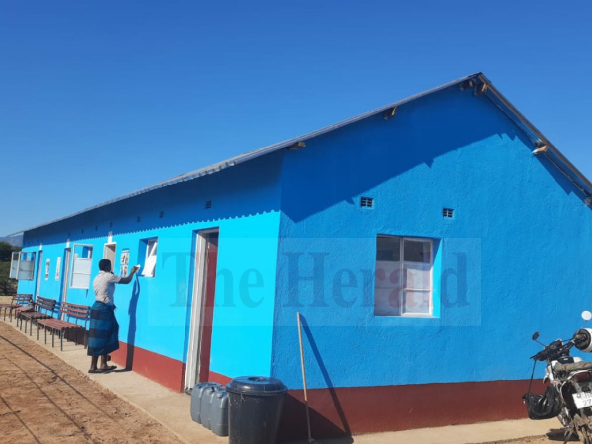 MoLGPWZim's tweet photo. Devolution Tracker:
Utete Clinic in Muzarabani was constructed using #devolution funds. Council used part of the funds 2 buy a backhoe loader, dumber and tipper trucks improving delivery of services to the people in the area. @basera_john @masvora @ARDCZW 

📸@HeraldZimbabwe https://t.co/3wy4vVG0ik