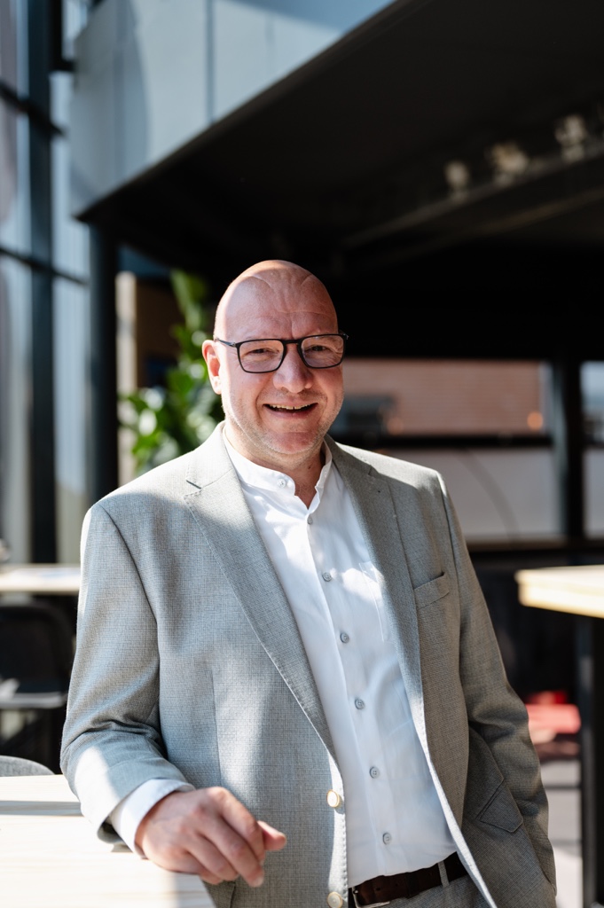 KIJKopOostNL's tweet photo. ✍️ #column: HR in 2024: maak hét verschil - door #RobertHeinst van #OlympiaNederland. "Wat zijn de plannen van het nieuwe kabinet voor de arbeidsmarkt? Een ding is zeker: in 2024 ligt de focus op goed #werkgeverschap."

https://t.co/ZcatGyEb5T https://t.co/4rNvWLFQDq