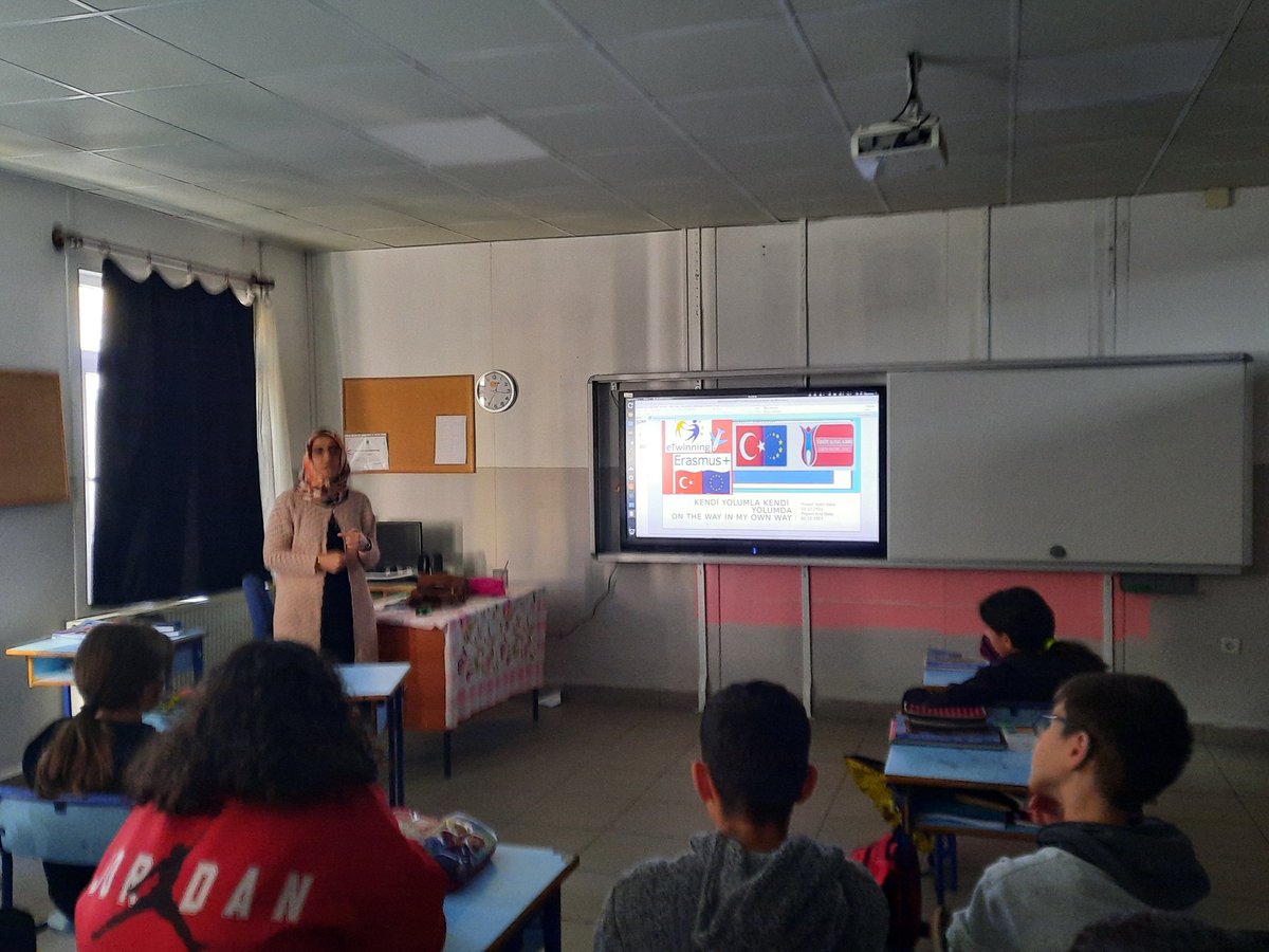 KA122-SCH "Kendi Yolumla Kendi Yolumda" projemizi öğrencilerimize tanıttık. 8 öğrenci, 2 öğretmen ile yapacağımız Yunanistan hareketliligi detaylarını paylaştık.