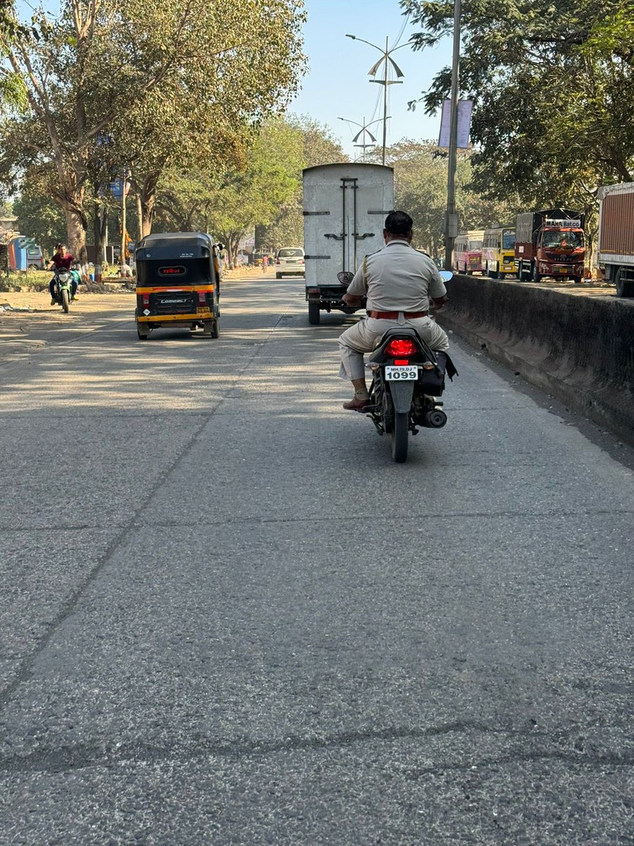Tushar2125's tweet photo. वाहतुक नियमानंप्रमाणे कायदा हा सर्वान साठी सरखाच असला पाहीजे त्याचप्रमाणे  जर पोलिसांनी जर नियामांनचे पालन नाही केले तर सामान्य जनता कशी करेल.

योग्य ती करवाई करावी

Without Helmet
Location - bhiwandi kalyan Road
@ThaneCityPolice  @CMOMaharashtra @PMOIndia @ThaneTraffic https://t.co/HHXkJtU7pw