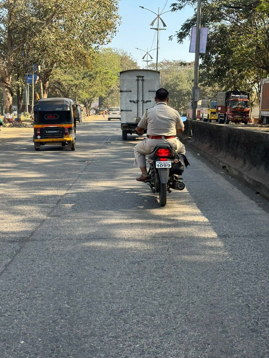 Tushar2125's tweet photo. वाहतुक नियमानंप्रमाणे कायदा हा सर्वान साठी सरखाच असला पाहीजे त्याचप्रमाणे  जर पोलिसांनी जर नियामांनचे पालन नाही केले तर सामान्य जनता कशी करेल.

योग्य ती करवाई करावी

Without Helmet
Location - bhiwandi kalyan Road
@ThaneCityPolice  @CMOMaharashtra @PMOIndia @ThaneTraffic https://t.co/HHXkJtU7pw