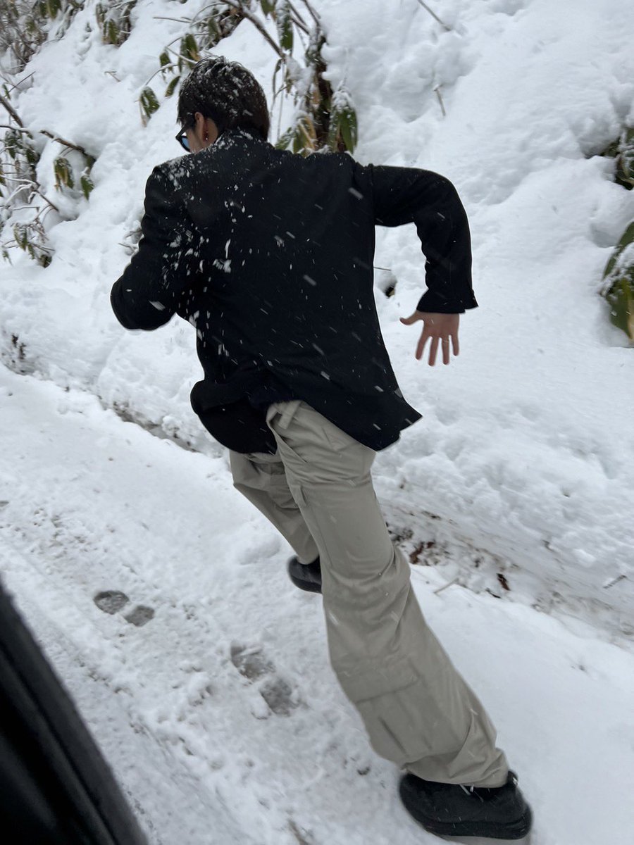 takeuchi_honoka's tweet photo. 雪の坂道で後ろから応援してくれてると思ってたのにいきなり突き飛ばして逃げられた https://t.co/4d0NHSezqI