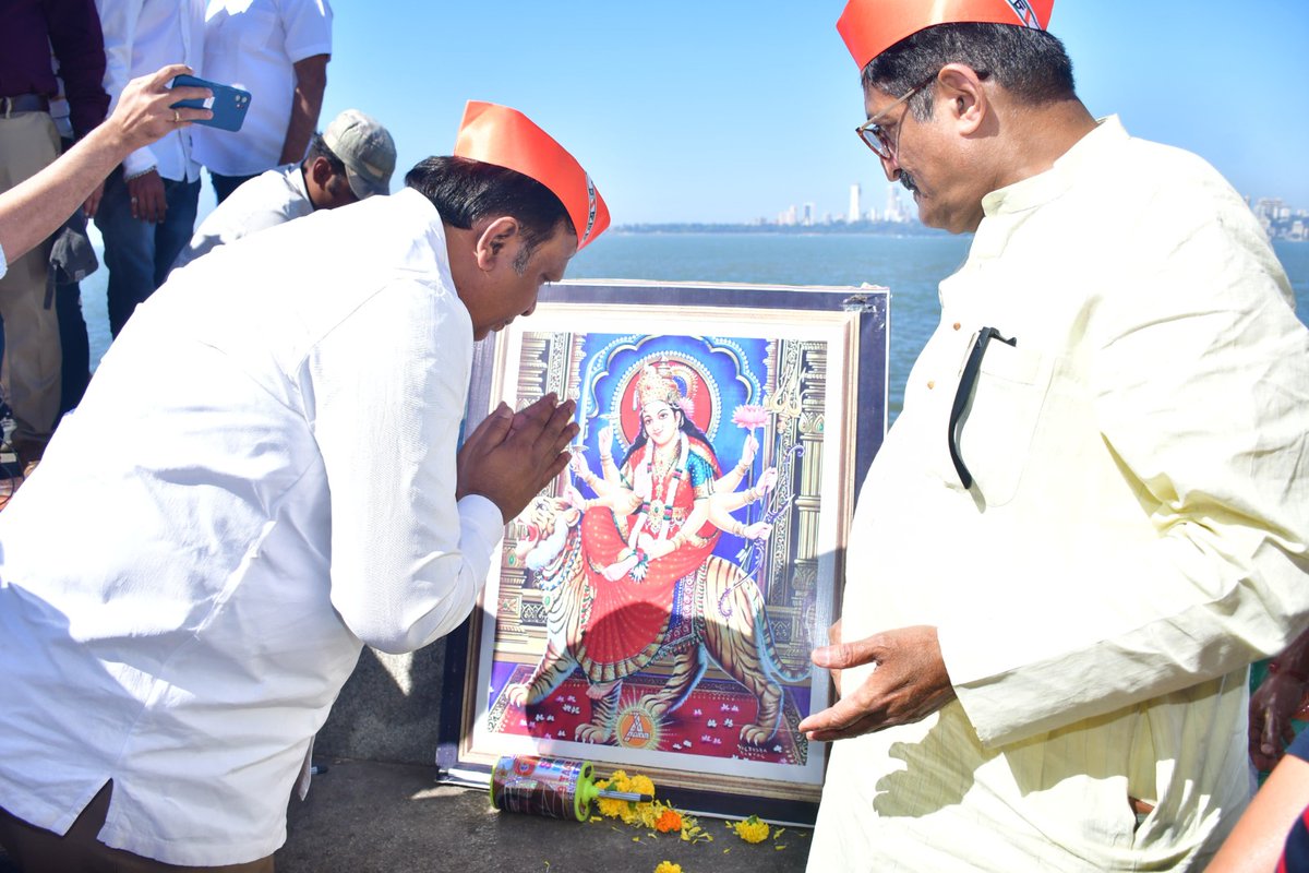 ShelarAshish's tweet photo. आज मकर संक्रांतीनिमित्त माजी आमदार तथा नगरसेवक श्री. अतुल शाह यांनी ८*८ फुटाची राम मंदिराचे छायाचित्र असलेली मोठी पतंग उभारून मरीन ड्राईव्ह येथे पतंगोत्सव आयोजित केला होता. या कार्यक्रमात कार्यकर्त्यांसह सहभागी होऊन पतंग उडविण्याचा आनंद लुटला. #AtulShah @BJP4Mumbai https://t.co/4Uo5kHIx0R