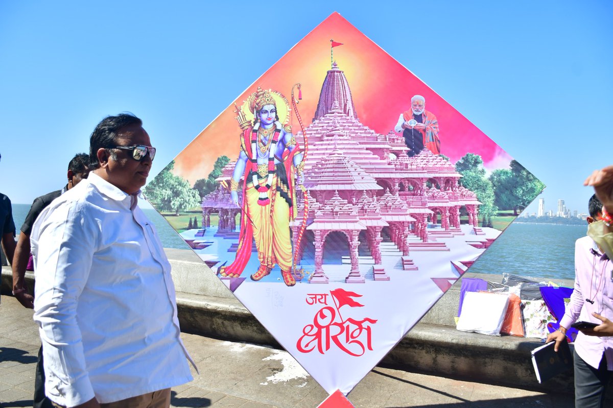 ShelarAshish's tweet photo. आज मकर संक्रांतीनिमित्त माजी आमदार तथा नगरसेवक श्री. अतुल शाह यांनी ८*८ फुटाची राम मंदिराचे छायाचित्र असलेली मोठी पतंग उभारून मरीन ड्राईव्ह येथे पतंगोत्सव आयोजित केला होता. या कार्यक्रमात कार्यकर्त्यांसह सहभागी होऊन पतंग उडविण्याचा आनंद लुटला. #AtulShah @BJP4Mumbai https://t.co/4Uo5kHIx0R