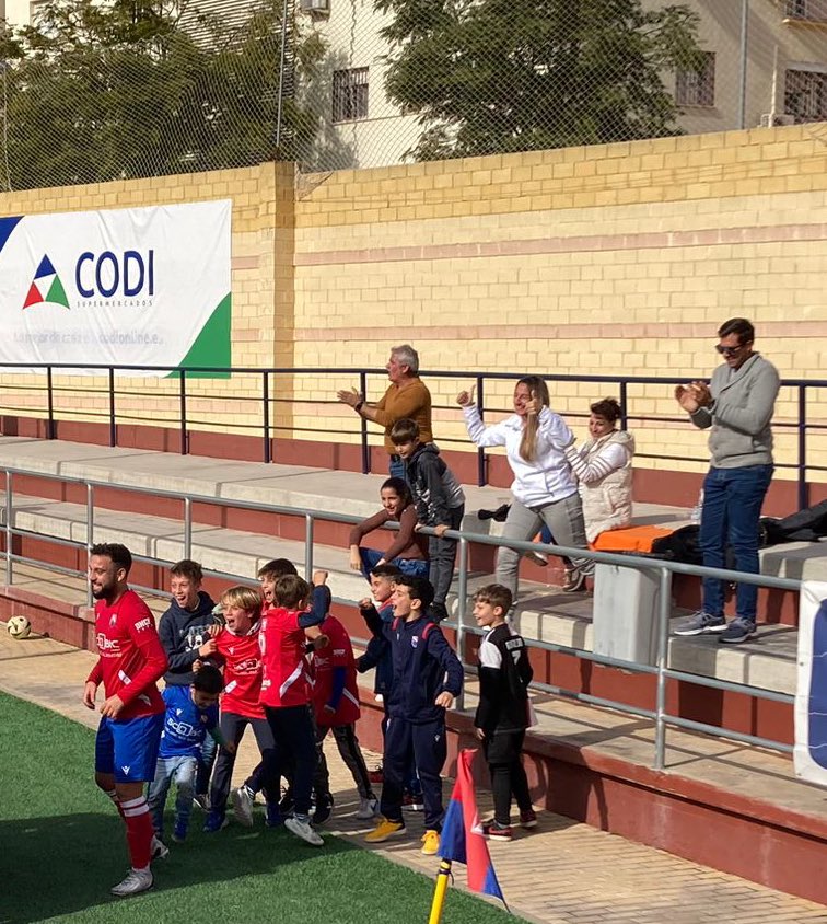 📸La foto de la jornada😍.
Orgullosos de nuestros niños, de nuestra afición más joven, de lo que estamos creando en esta ciudad. 
𝗦𝗢𝗬 𝗗𝗘𝗟 𝗗𝗢𝗦 𝗛𝗘𝗥𝗠𝗔𝗡𝗔𝗗 𝗖.𝗙 𝗬 𝗟𝗢 𝗗𝗘𝗖𝗜𝗠𝗢𝗦 𝗖𝗢𝗡 𝗢𝗥𝗚𝗨𝗟𝗟𝗢.