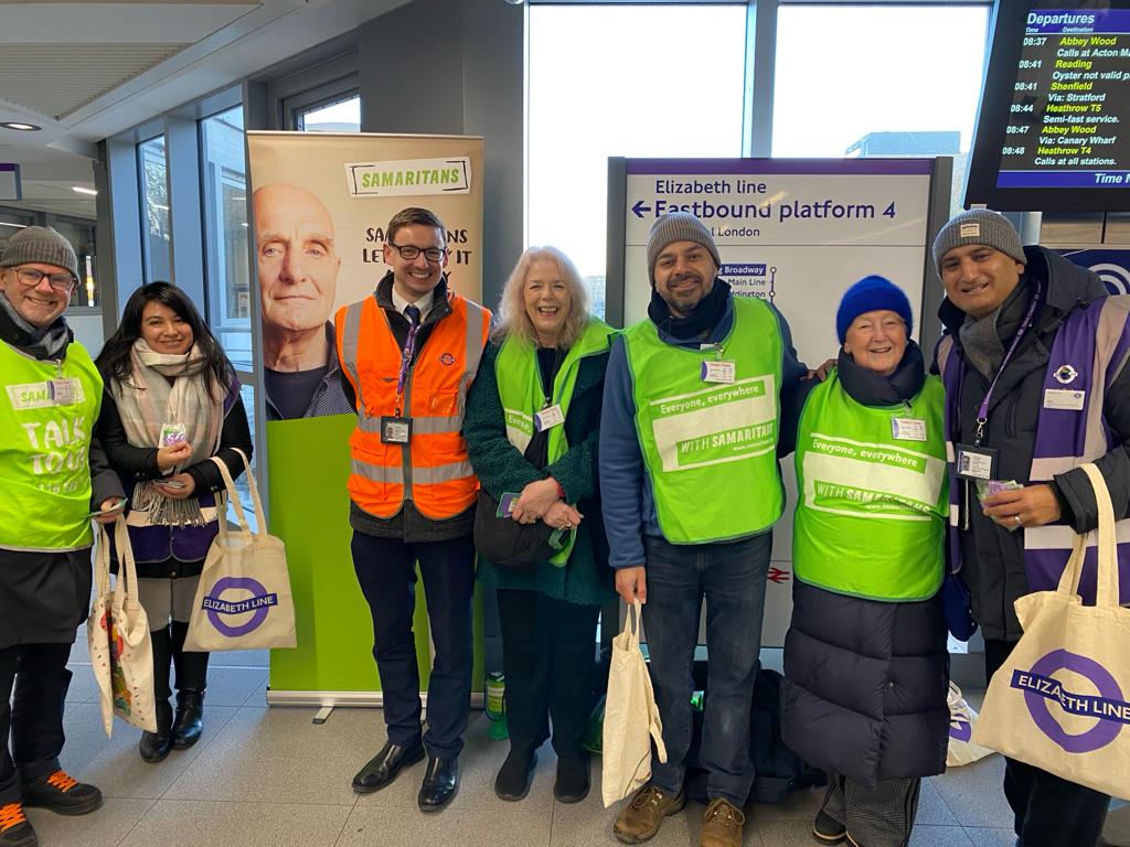 #Ealing #Hammersmith & #Hounslow @Samaritans volunteers & @ElizabethLn_Bot staff at #ealingbroadwaystation for #BrewMonday with free teabags because #ItsGoodToTalk #ListenToAFriend @centralline @districtline