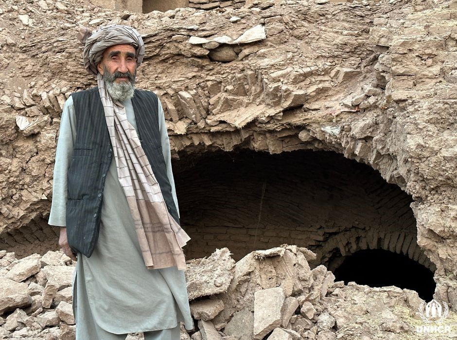 UNHCRAfg's tweet photo. “We cannot sit and cry because of the cold” – 72 yr old farmer, Sakhidad lost 2 cows in the #HeratEarthquake but is determined to rebuild a damaged home &amp; continue working. He received emergency relief items &amp; tent from UNHCR through partner, #ARAA. https://t.co/wdrB464FrE