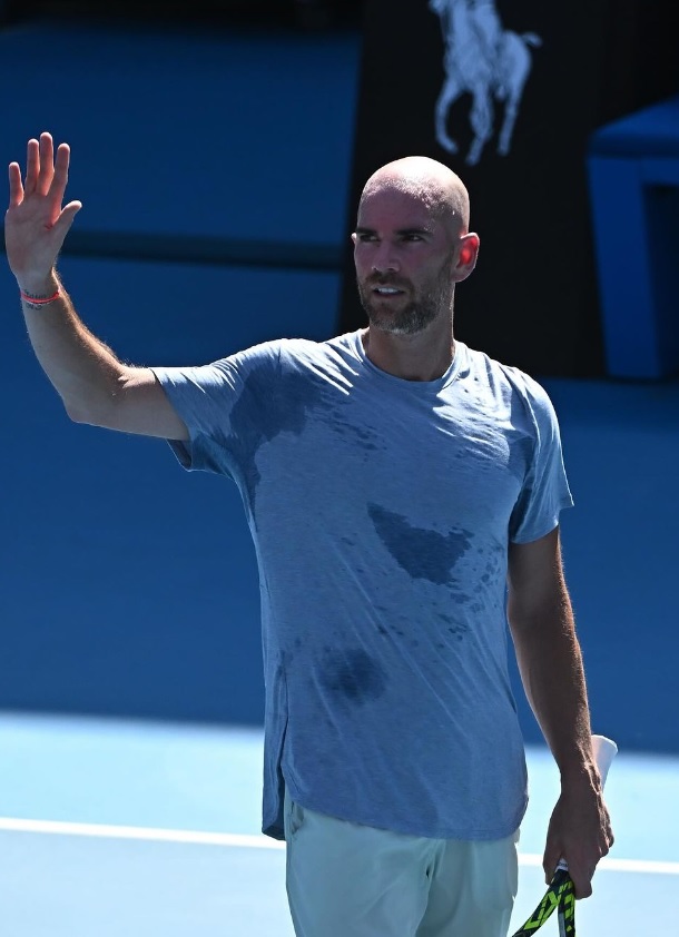 La collection Manna Australian Open 2024. 

Prix : 5€
Avantage : peut aussi servir de pyjama, de t-shirt pour bricoler, faire des déménagements.
Swag : 100%

(Classement du Divin chauve : 19e mondial)

📸 <a href="/FFTennis/">FFT</a> | <a href="/corinnedubreuil/">corinne dubreuil</a>
