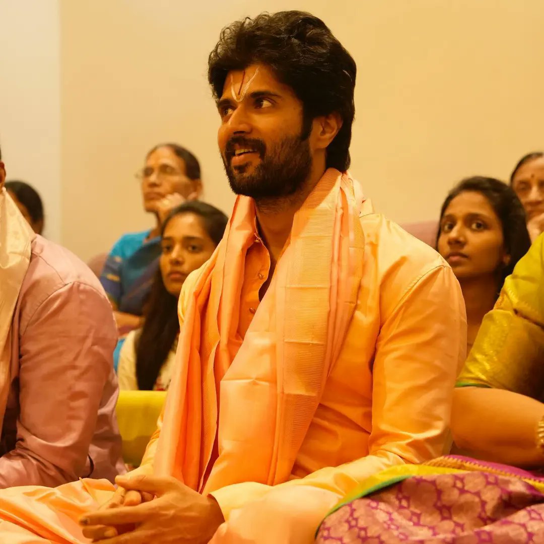 VIJAYDE57575297's tweet photo. Andariki Sankranthi Subhakankshalu ❤️✨
#VijayDeverakonda #deverafamily https://t.co/4oWmN6ZdfO
