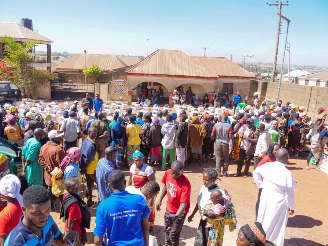 justice_jos's tweet photo. FEEDING OF THE SURVIVORS OF THE CHRISTMAS EVE ATTACKS IN BOKKOS, PLATEAU STATE, NIGERIA 📷
Thank you for the support Yola Diocese and Your supporters https://t.co/vkJuyEdzN0