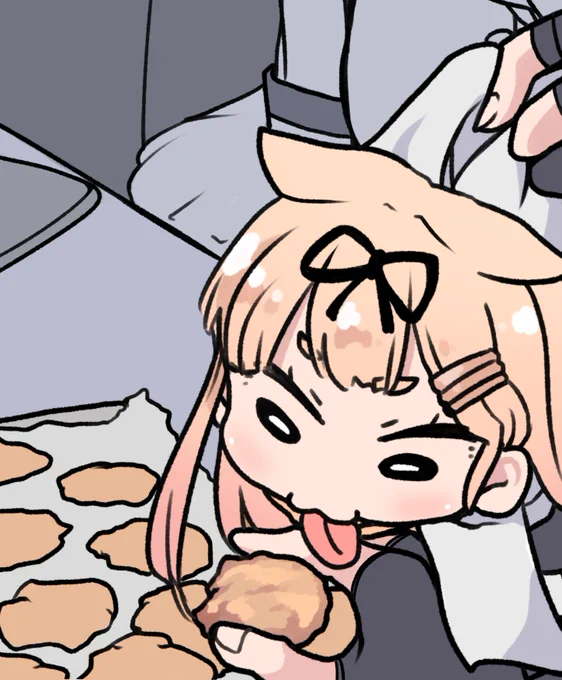 焼きたてのクッキーを舐めようとして「熱いからダメ!」とホールドされたポイです