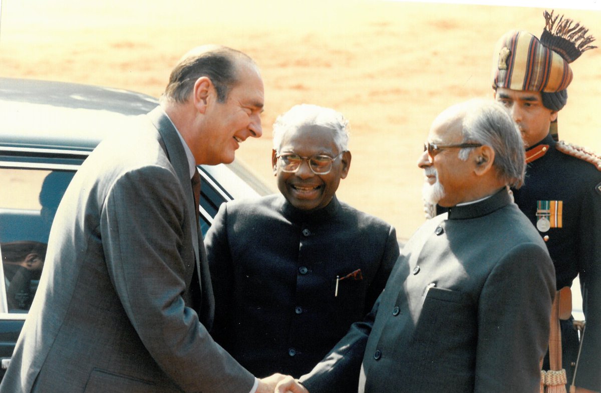 Jacques Chirac came back to India as Republic Day Chief Guest in 1998, this time as President. In a historic speech, he proposed to raise 🇫🇷🇮🇳 bilateral ties to the level of a strategic partnership, the first ever for France outside the EU. (4/7)