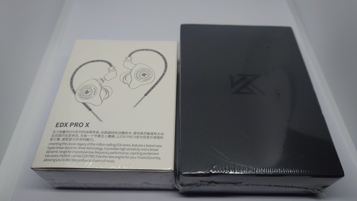 M4QjMF4ElqxyS6p's tweet photo. KZ AS24とEDX PRO X着弾 ᐠ(  ᐢ ᵕ ᐢ )ᐟ
だけどEDXの方がマイク無しを注文したのにマイク有りが届いた、う〜ん
マイク有りの方がなんぼか値段が高かったと思うのだが良いのだろうか( ･᷄-･᷅ )？
#KZas24
#EDXproX https://t.co/eKWWZEAK4U