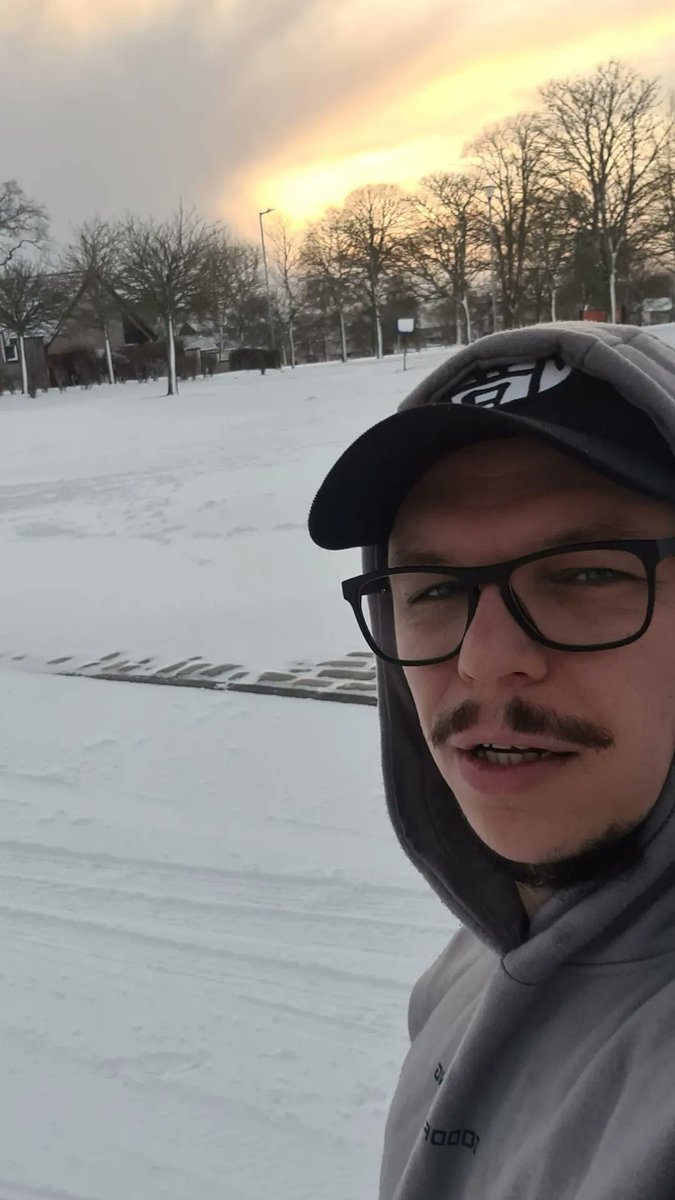 Madmarkmc88's tweet photo. Happy Monday you magnificent mutherfuckers!! Hope you all had a great weekend! Back at the grind today! Snow outside, think it's time to get toasty with some back and biceps! 
Becareful out there! It's cold, wet and slippy!
 Catch you later squad! #Gymbro #gymrat #gymmotivation https://t.co/IH4FujwSld