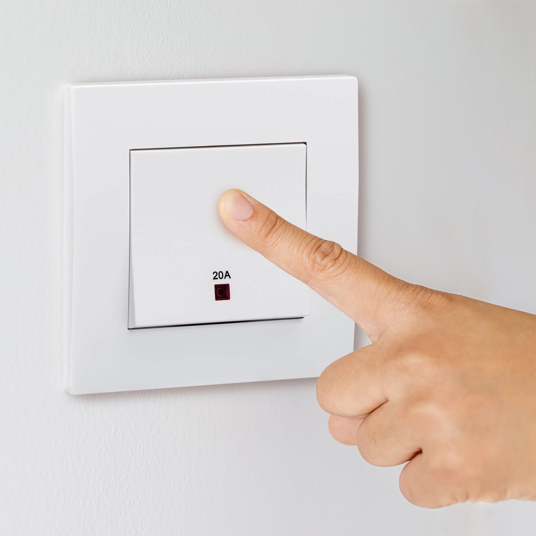 Interesting question! 💡 Ya, arus elektrik masih mengalir jika suis di dinding mash ON tetapi dalam kuantiti yang kecil. Anda disarankan untuk memastikan kedua-dua suis aircond ditutup apabila tidak digunakan demi keselamatan &amp; penjimatan tenaga. Harap membantu ☺️