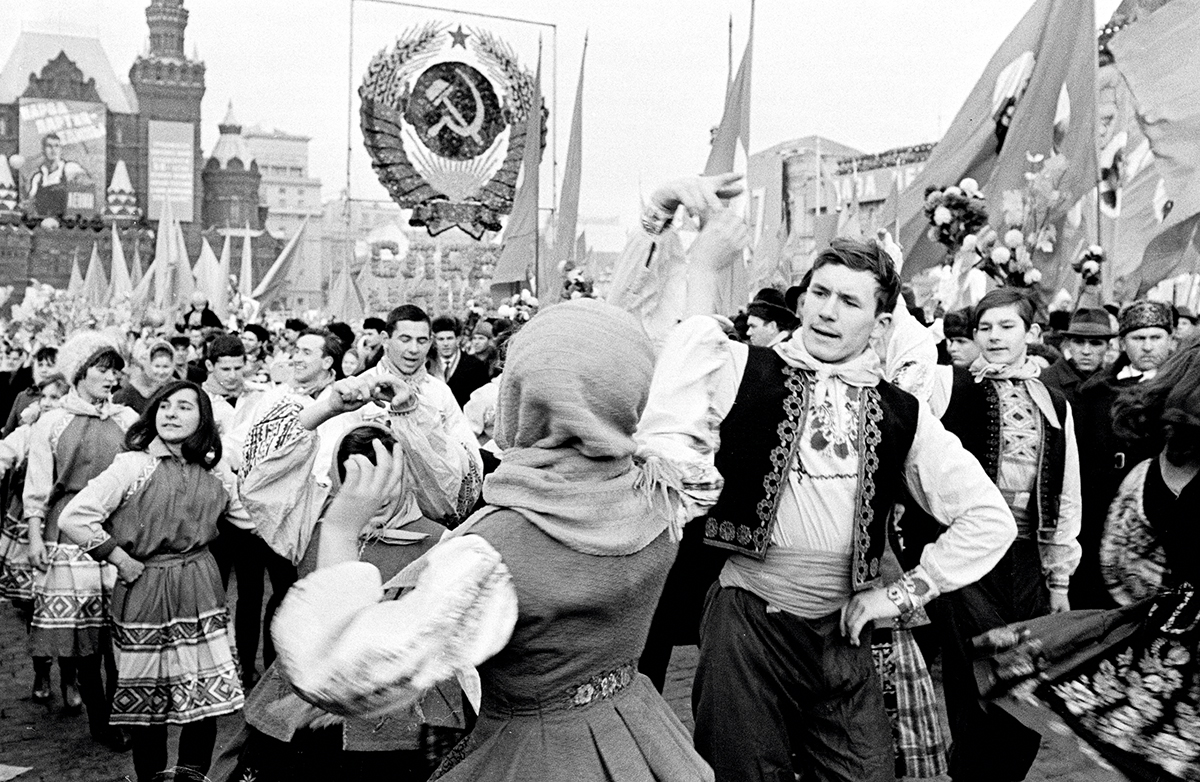 PicturesUssr's tweet photo. Participants in the festive demonstration in honor of the 49th anniversary of the Great October Socialist Revolution on Red Square. Moscow. November 7, 1966 https://t.co/t18LJx5wge