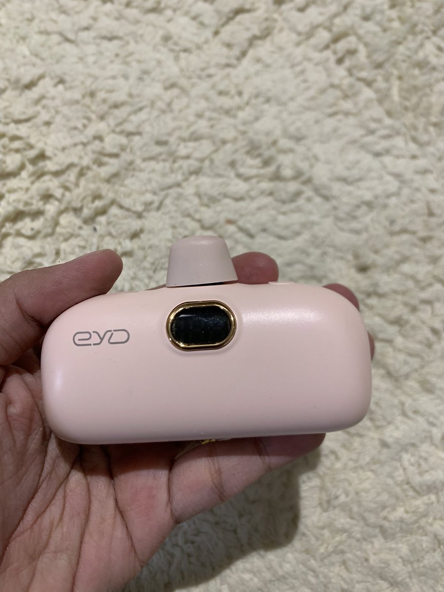 faridahzukri's tweet photo. I dah jumpa powerbank yang mantap nak bawak travel💯

Terpaling kecik and takyah cable so memang muat dalam beg and tak bulky🫶 Design pun sleek teruk!

Boleh charge dalam 2 kali so memang worth it! https://t.co/DG8z0heRDp