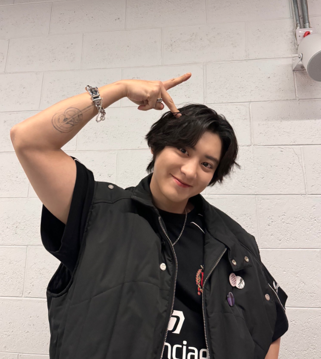 AboutMusicYT's tweet photo. EXO's Chanyeol is handsome in a newly shared photo. https://t.co/e3bHfkyiES