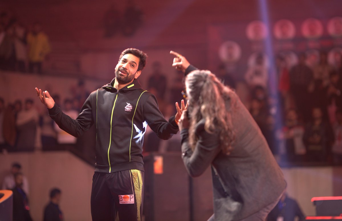 🎤 Guess The Song 🌟🎶

🎵_____❓

#QalandarBrothers #Mainhoonqalandar #Dilse