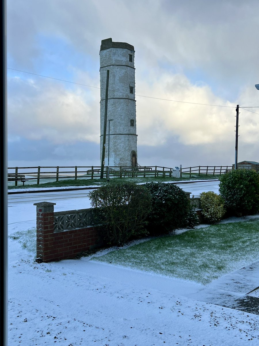 28puffins's tweet photo. Just a very light dusting of the white stuff this morning @FlamboroughBird #ChalkTower #flamborough https://t.co/WHv7qt8Gs4