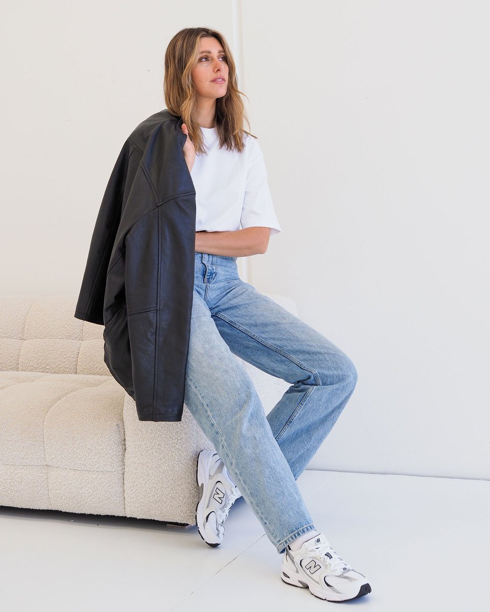 ✍🏻 #tipoftheday: el running clásico nunca falla para coronar el estilo deportivo de tu look informal

👟 New Balance 530

#sneakers