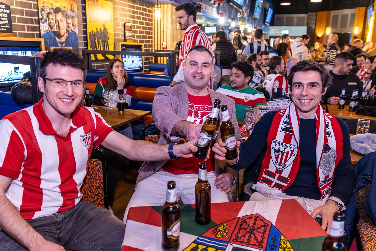 KeeganPierce's tweet photo. Spectacular Saturday in London as fans came out in force for @LaLigaEN’s annual #BasqueDerby watch party 🔴🆚🔵

Thanks to peñas @MrPentlandClub + @LONerrealzaleok as well as @Stonegate_Group, @SanMiguel_UK and @CSM_Worldwide for pulling together a great event 🙌 https://t.co/D3eW2rOPjp