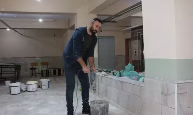 dhainternet's tweet photo. Müdür olarak atandığı okulun, mesai dışında çatı, boya ve fayans işlerini yapıyor
https://t.co/NhVbQ2QlwC https://t.co/r8xjByElhy