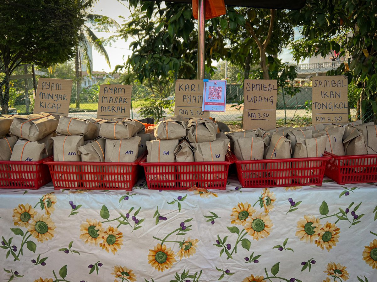 Nasi Bajet Shima, RM3.50 sebungkus
*sejak tahun 2020

📍Depan Surau Al-Falah
Seksyen 6, Kota Damansara

Buka: 4.00petang sampai habis, kadang habis awal kadang habis lambat. Yang pasti 6.30petang tu dah balik 😄. 

(cuti Sabtu, Ahad dan Am)