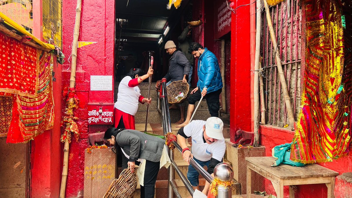 cleanganganmcg's tweet photo. नमामि गंगे टीम ने दशाश्वमेध घाट तथा सिद्ध पीठ माता शीतला मंदिर के परिसर में स्वच्छता अभियान भी चलाया व हज़ारों की संख्या में उपस्थित श्रद्धालुओं को गंदगी और पॉलिथीन से होने वाले दुष्प्रभावों के बारे में भी बताया। https://t.co/wLjGS6SnS2