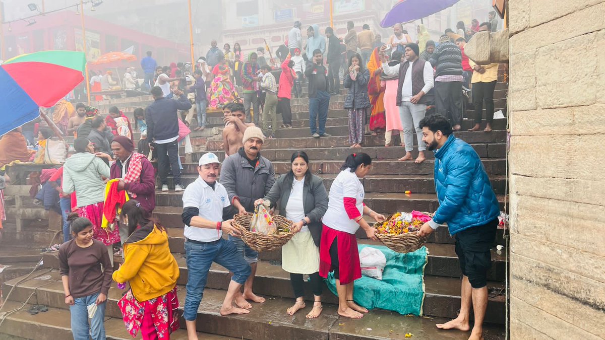 cleanganganmcg's tweet photo. नमामि गंगे टीम ने दशाश्वमेध घाट तथा सिद्ध पीठ माता शीतला मंदिर के परिसर में स्वच्छता अभियान भी चलाया व हज़ारों की संख्या में उपस्थित श्रद्धालुओं को गंदगी और पॉलिथीन से होने वाले दुष्प्रभावों के बारे में भी बताया। https://t.co/wLjGS6SnS2
