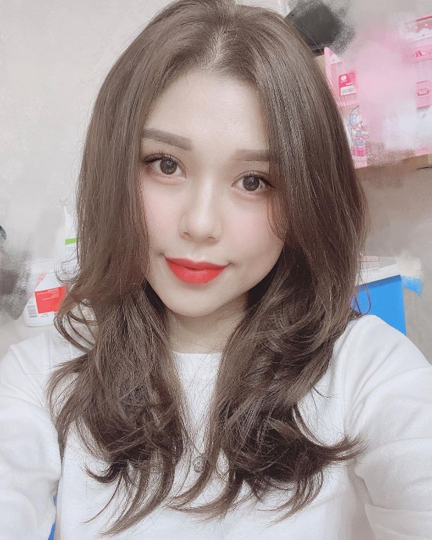 Noemi_Cheetah's tweet photo. Lòng ngưỡng mộ nhìn vào người con gái
Nàng như hoa anh muốn hái mang về
Vì em xinh đầy sức hút anh mê
Lòng mong muốn thành phu thê quấn quýt https://t.co/5pK63Q5XkE