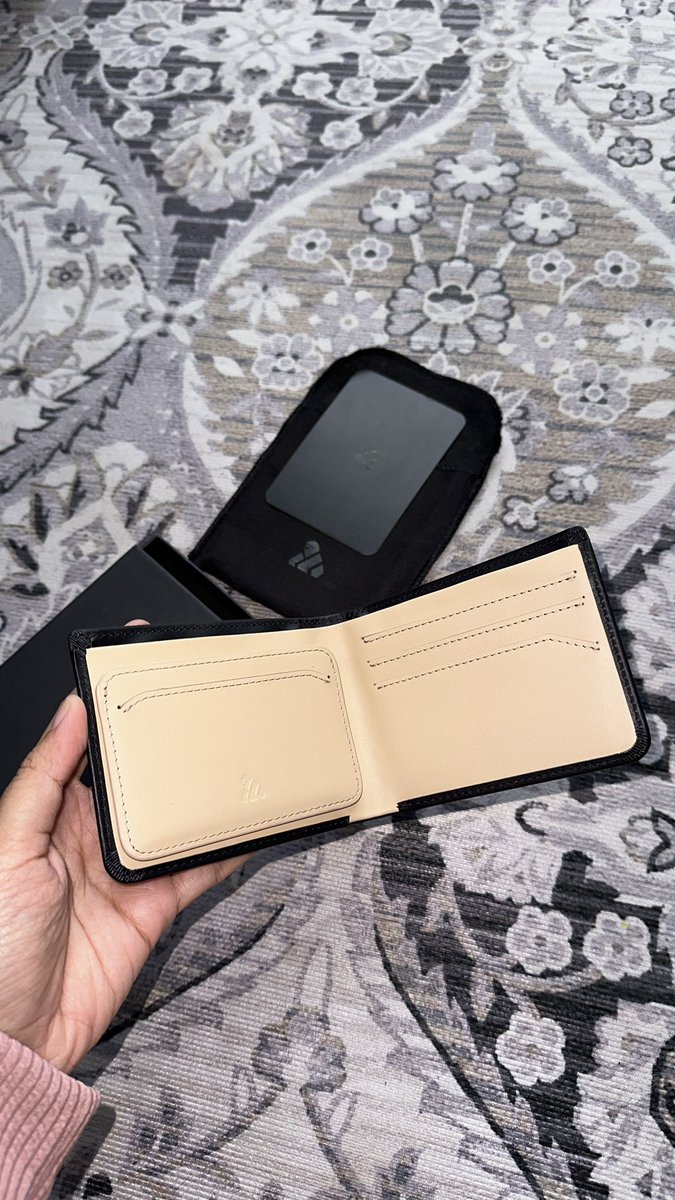 Nurintashaa's tweet photo. I hadiahkan husband wallet ni sebab nampak wallet dia dah terkoyak tapi dia senyap je 😭

Nasib baik dia suka. Sebab boleh pakai as wallet and cabut lekat dekat phone. Style kan?! https://t.co/3TY6ztbqga