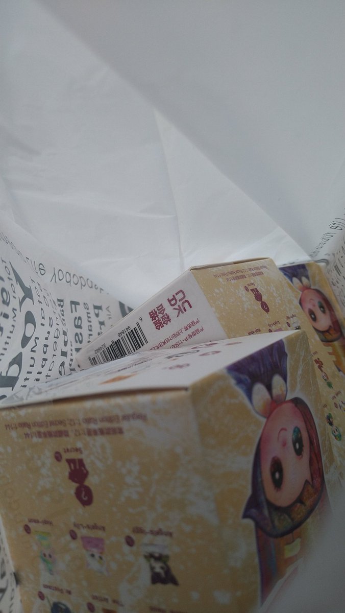 Toy_Mix_Photo's tweet image. #POPMART
#HAPICO
数が減っていたので狙いがソコに残っているか解らないし
足されて新旧混在されてるかも知れないけれど
大本命は引き当てられているので
出たら嬉しいなって軽い気持ちで3ピースチャレンジ
“THE ARTIST”狙いで摘んだ重めの箱はハズレた場合“MR. POSTMAN”かな？