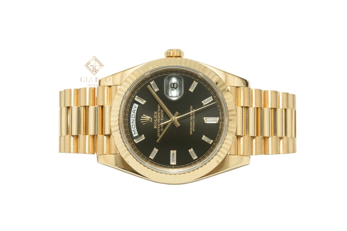 Naina_Imran's tweet photo. 🕰️💎 Khám phá sự hoàn hảo và sang trọng với Đồng Hồ Rolex Day-Date 40 - một kiệt tác nghệ thuật đẳng cấp! ✨👑 #RolexDayDate #LuxuryTimepiece
Đồng Hồ Rolex Day-Date 40 228238 Mặt Số Đen Nạm Kim CươngĐồng Hồ Rolex Day-Date 40 228238 Mặt Số Đen Nạm Kim Cương
🌟💼 Rolex Day-Date 40 - biểu tượng của sự thành công và phong cách tinh tế. Bạn nghĩ sao về sự kết hợp giữa mặt số đen và kim cương lấp lánh trên đồng hồ này? 💫🖤 #LuxuryWatches #TimelessElegance

💎👑 Kim cương được nạm đều trên mặt số, tạo nên một vẻ lấp lánh rực rỡ. Đây có thể là một điểm nhấn hoàn hảo cho bất kỳ bữa tiệc hay sự kiện nào. Bạn đã mơ ước sở hữu một chiếc Rolex như vậy chưa? 🌌🌠 #DiamondStudded #RedCarpetReady

⌚🎩 Day-Date 40 không chỉ là một chiếc đồng hồ, mà còn là biểu tượng của sự quyền lực và tầm ảnh hưởng. Bạn nghĩ sao về vị thế của nó trong thế giới đồng hồ cao cấp? 🌏🤵 #StatusSymbol #HorologyMasters

🌹💬 Hãy chia sẻ ý kiến của bạn về thiết kế và đặc tính nổi bật của Rolex Day-Date 40. Bạn ấn tượng nhất với điều gì? 💭🌟 #WatchTalk #LuxuryLifestyle

🔍🛒 Nếu bạn có cơ hội sở hữu chiếc đồng hồ này, bạn sẽ chọn phiên bản mặt số đen hay một màu sắc khác? 🤔🌈 #TimepieceChoices #WatchEnthusiast