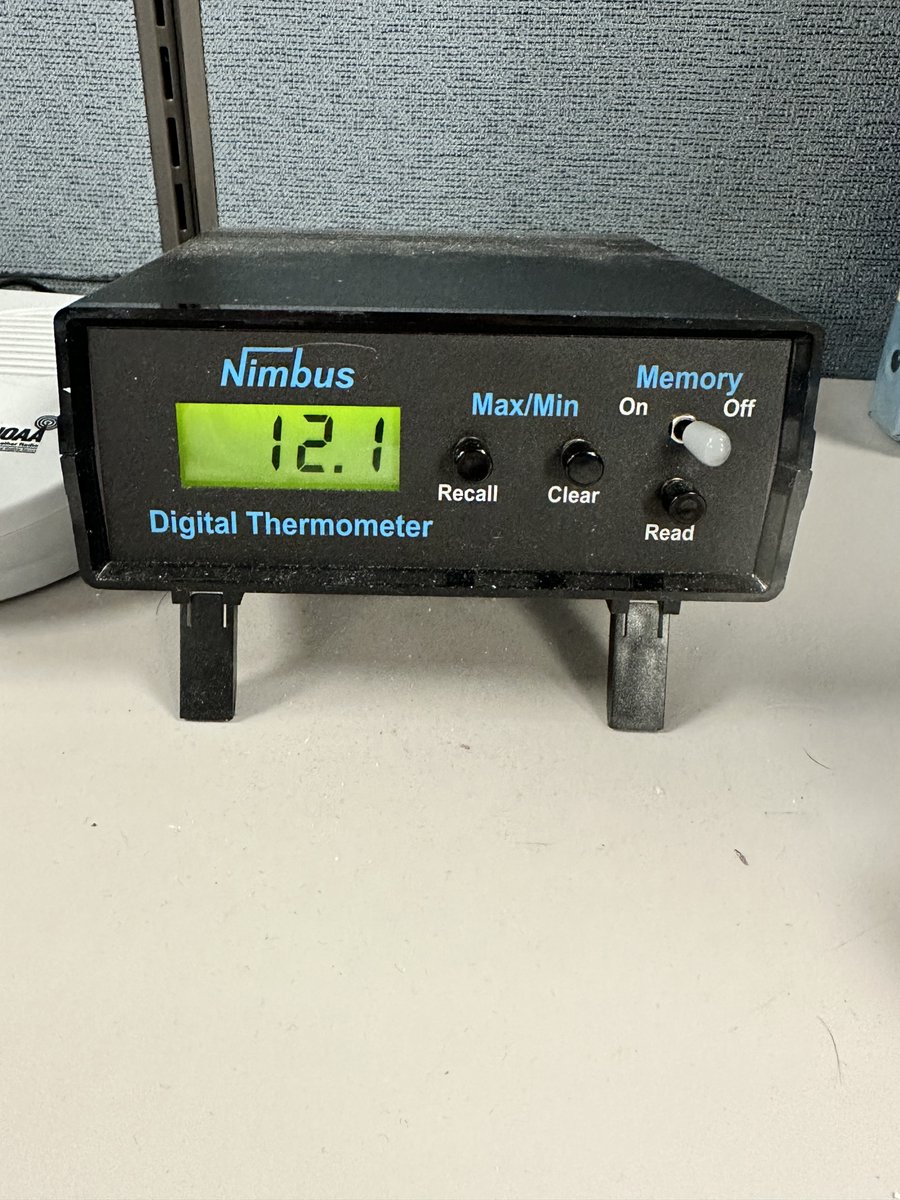 NWSMemphis's tweet image. Official NWS Memphis snow angle made at the office in a crisp 12 degrees!🌨️🥶  #itscoldout