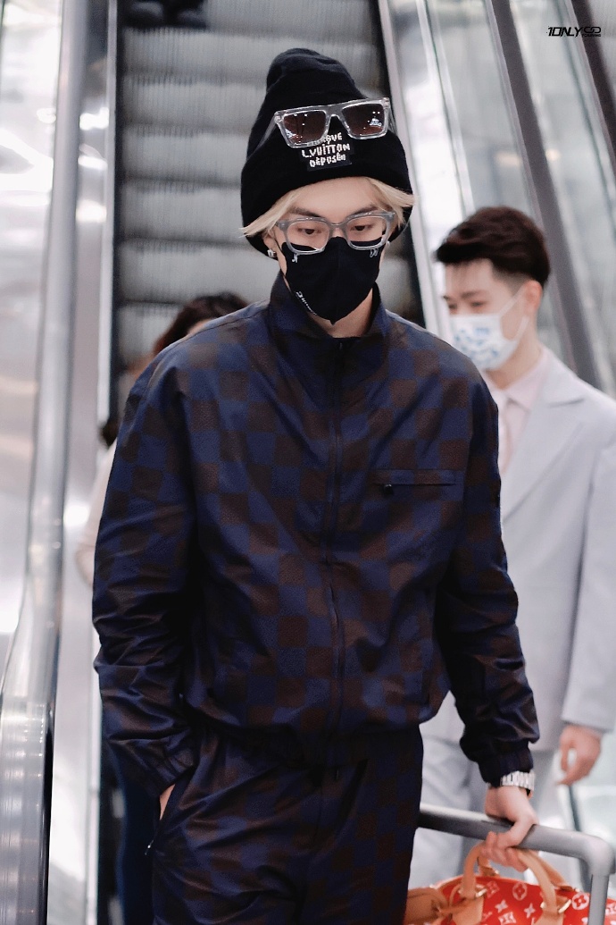 Wannawat's tweet photo. Paris Calling   หวังเห้อตี้ บินจากปักกิ่งไปปารีส ... หล่อมากก 
#王鹤棣 #WangHedi #DylanWang #หวังเฮ่อตี้ #หวังเห้อตี้ #หวังเฮ้อตี้ https://t.co/QaEch6e8oq