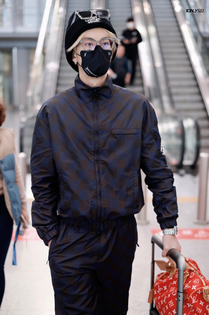 Wannawat's tweet photo. Paris Calling   หวังเห้อตี้ บินจากปักกิ่งไปปารีส ... หล่อมากก 
#王鹤棣 #WangHedi #DylanWang #หวังเฮ่อตี้ #หวังเห้อตี้ #หวังเฮ้อตี้ https://t.co/QaEch6e8oq