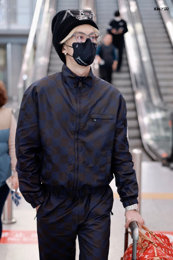 Wannawat's tweet photo. Paris Calling   หวังเห้อตี้ บินจากปักกิ่งไปปารีส ... หล่อมากก 
#王鹤棣 #WangHedi #DylanWang #หวังเฮ่อตี้ #หวังเห้อตี้ #หวังเฮ้อตี้ https://t.co/QaEch6e8oq