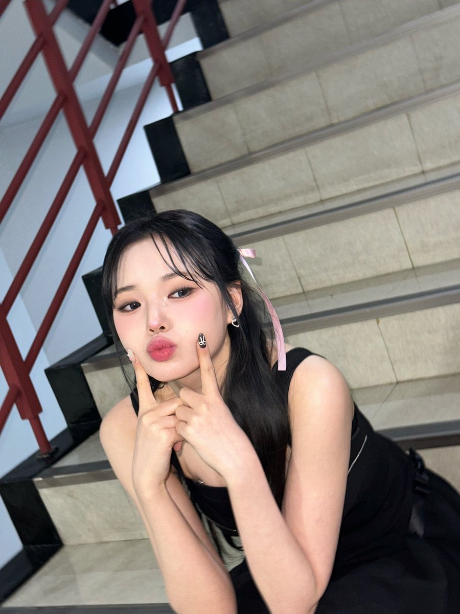 [#보은] 

🐈‍⬛🖤🎀

#CLASSy #클라씨
#BOEUN